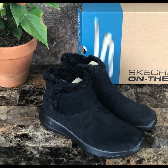 NEW Skechers Women's On The Go Joy Winter Boots - Picture 2 of 9